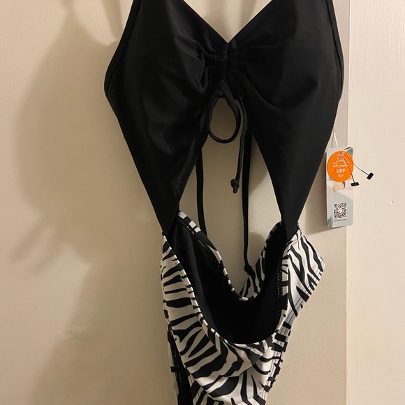 Black zebra bathing suit attached - Picture 4 of 4